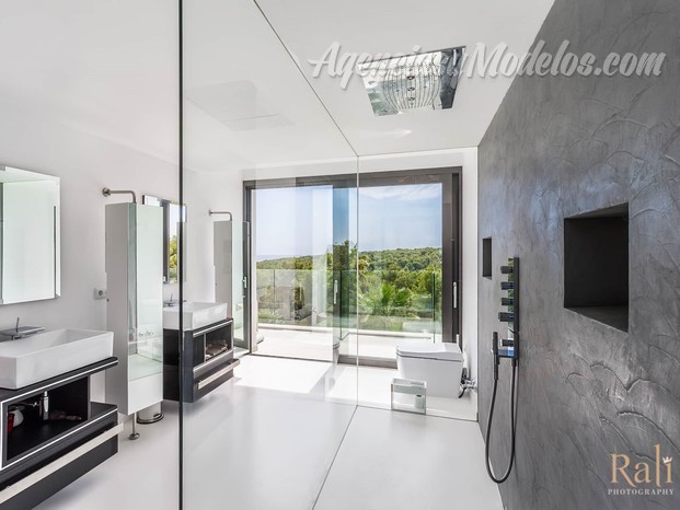Interior de baño de lujo moderno con ducha, Mallorca