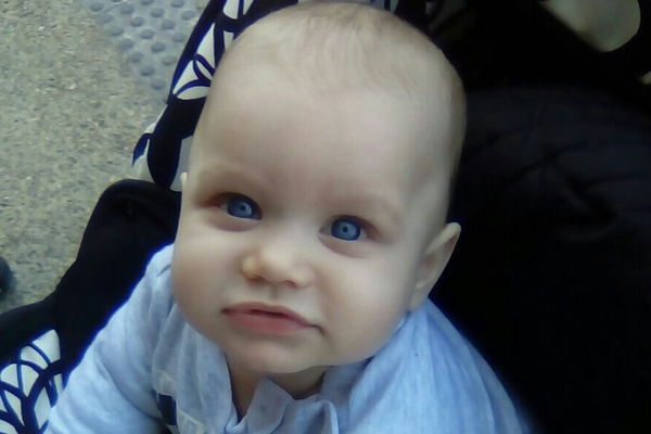 Hola tengo un bebe de 10 meses muy bonito y muy expresivo con ojos azules